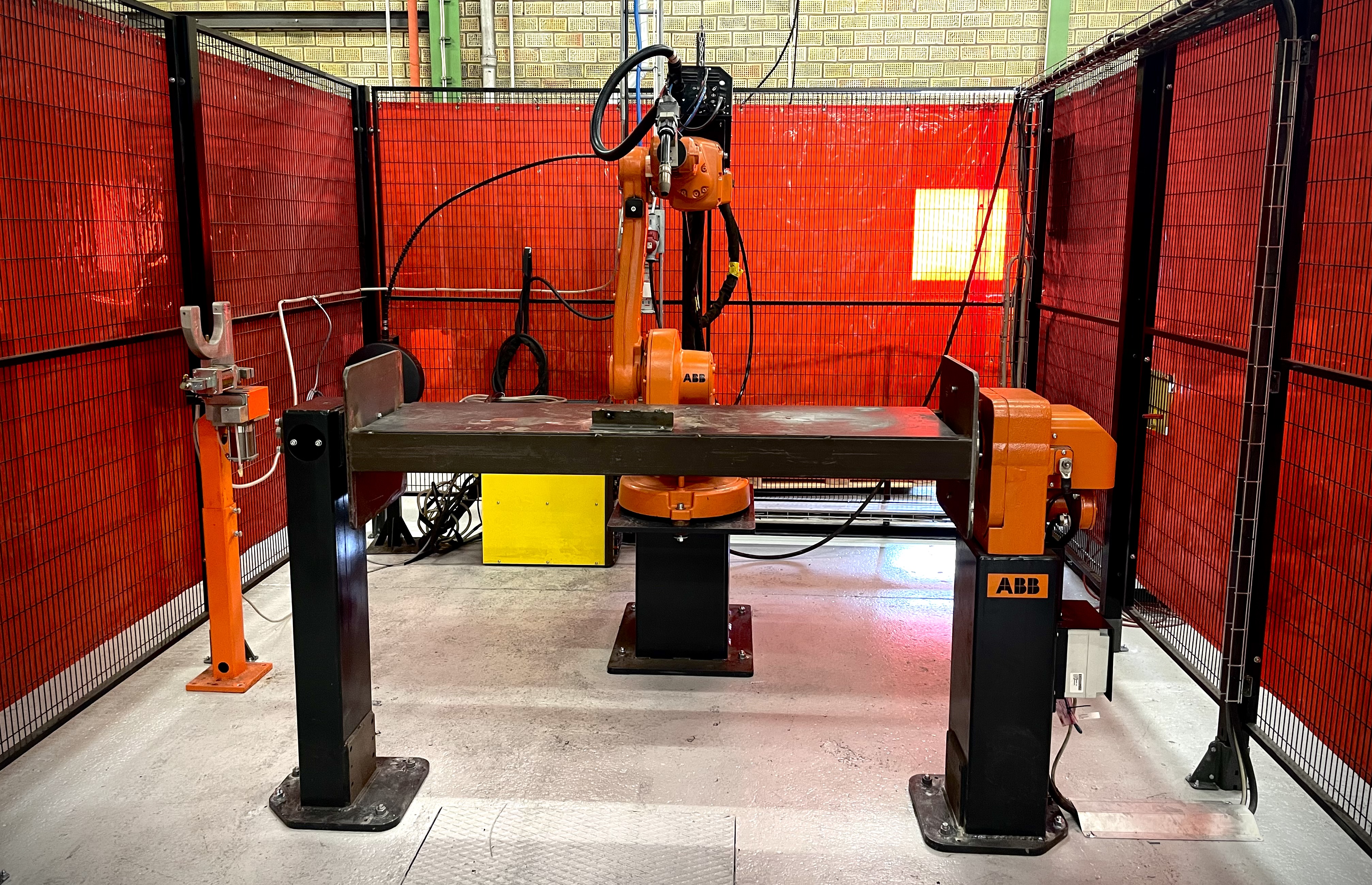 Svetsning med robot i en robotcell för plåt